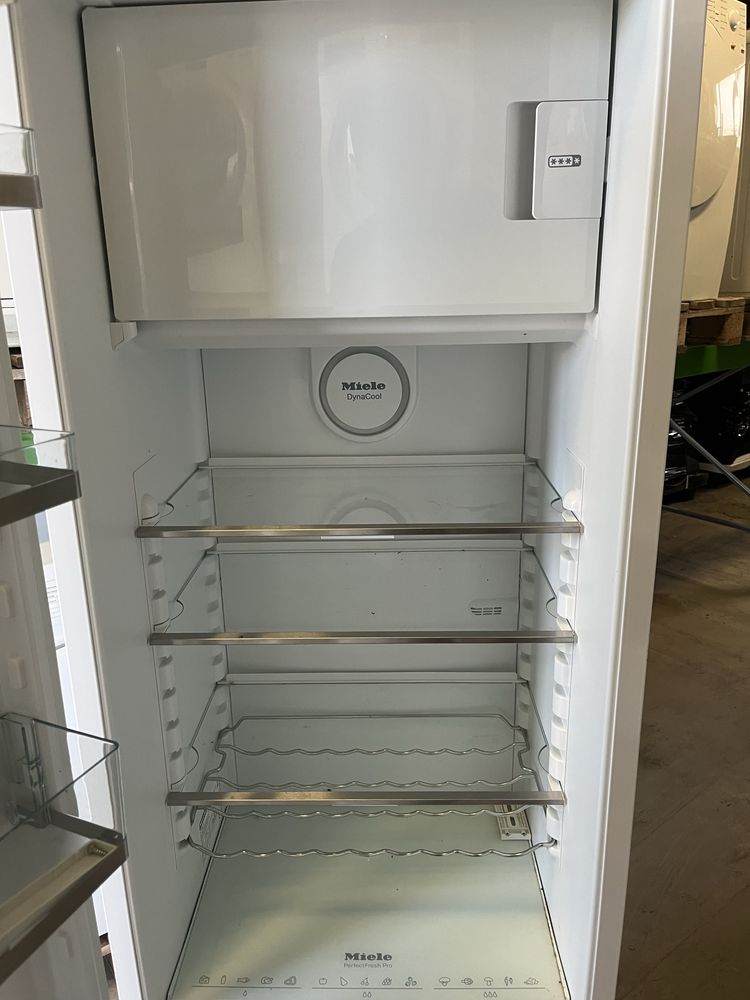 Хладилник за пълно вграждане Miele No Frost (55x178см)