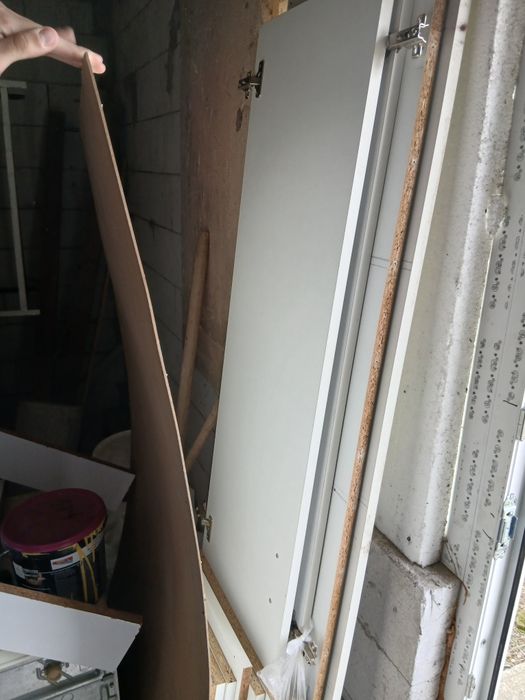 Vând dulap haine alb in doua usi, demontat! Asigur transport!