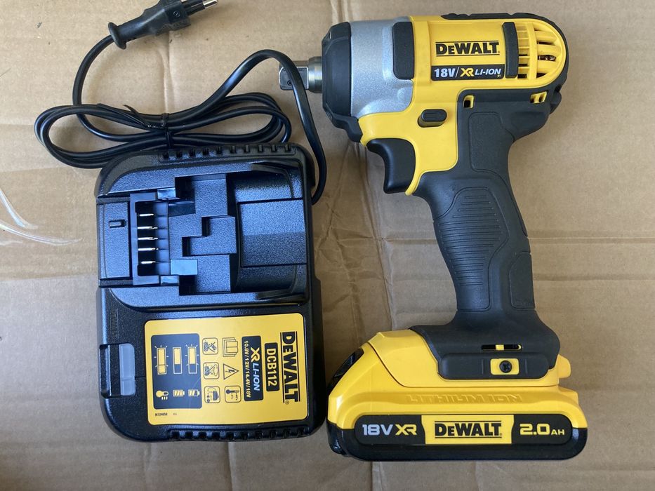 Dewalt DCF880 с една батерия и зарядно