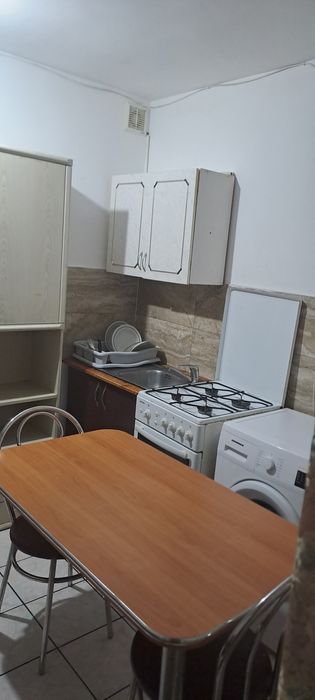 Dau în chirie garsoniera în zona Dâmbovița