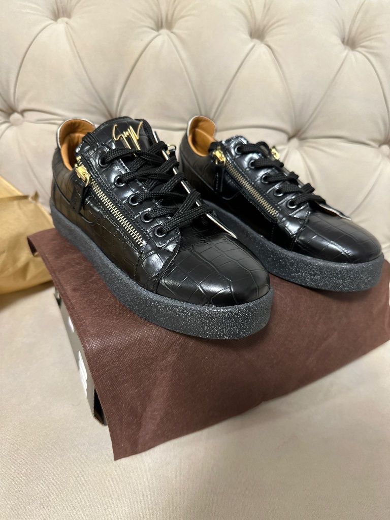 Giuseppe Zanotti  Teniși diferite modele