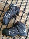 Solid gear safety shoes