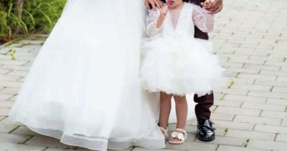 Vand rochita fetite+accesoriu pentru cap