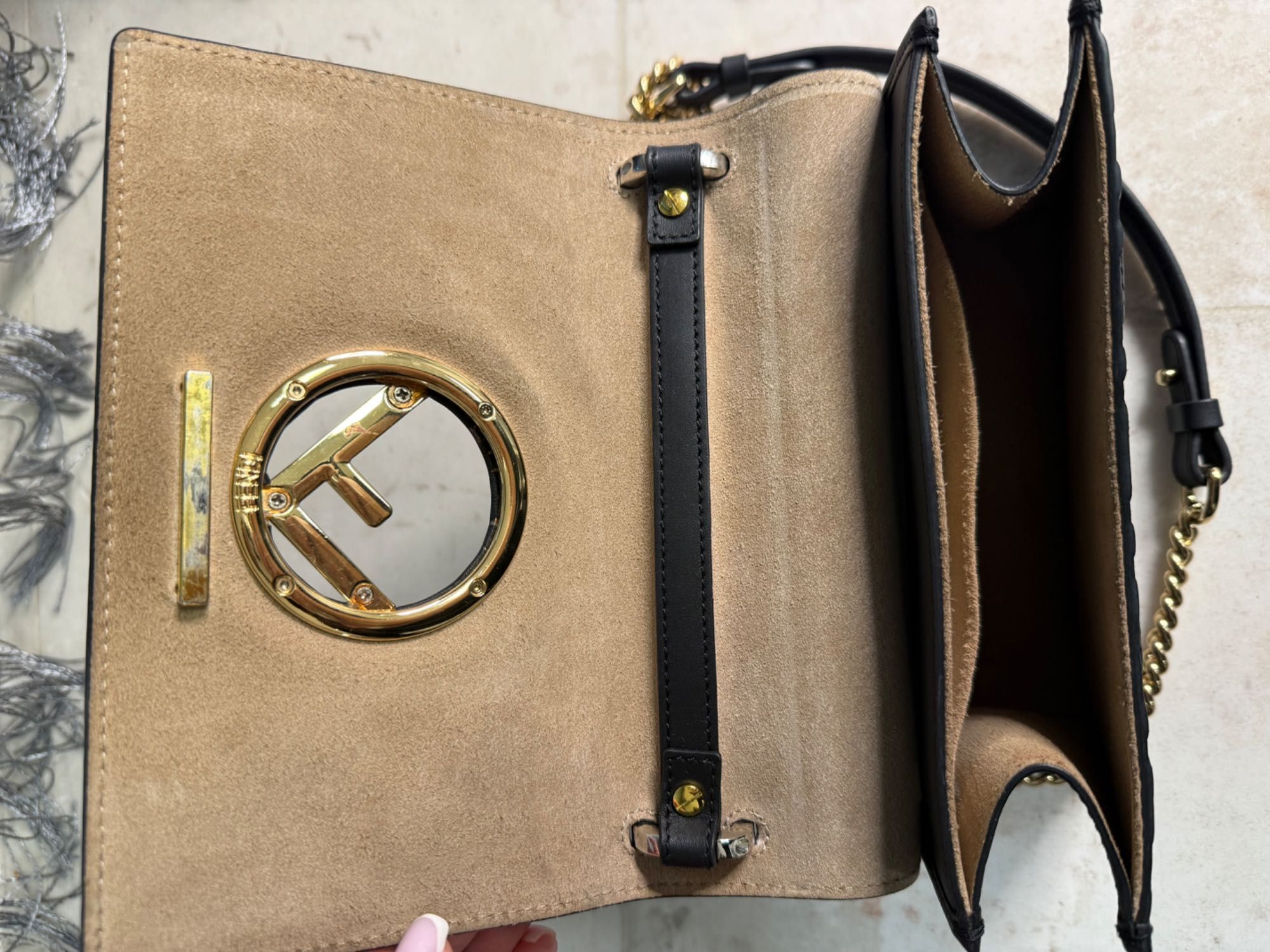 Чанта Fendi от естествена кожа.