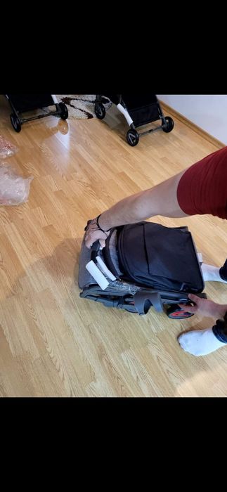 Vând cărucior pliabil compact