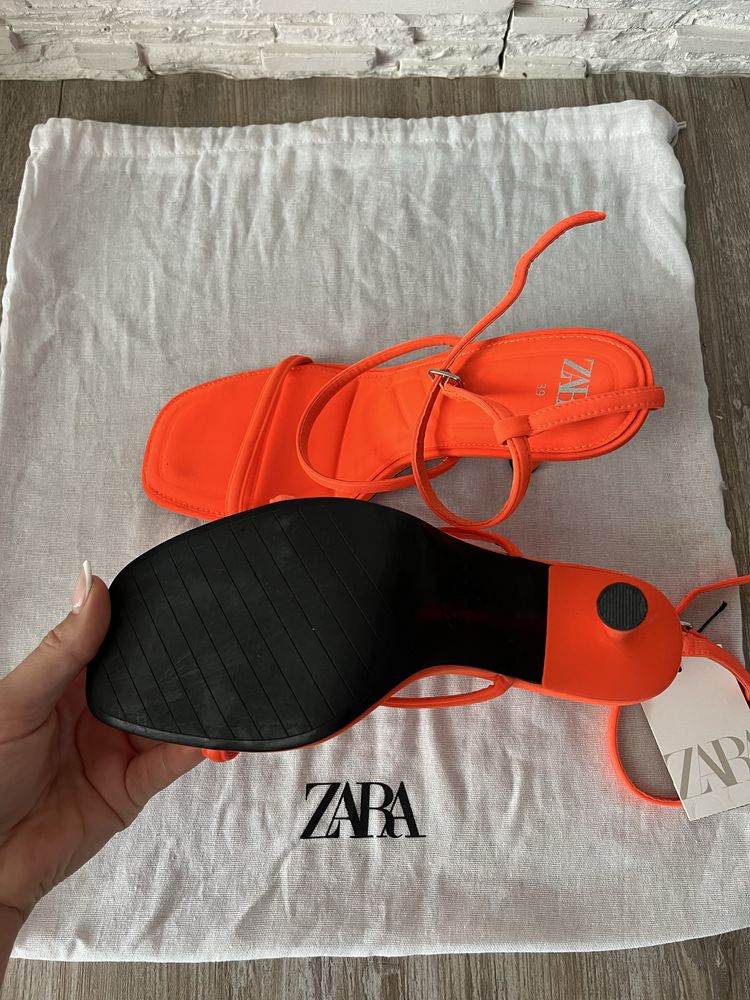 Сандали с ток Zara