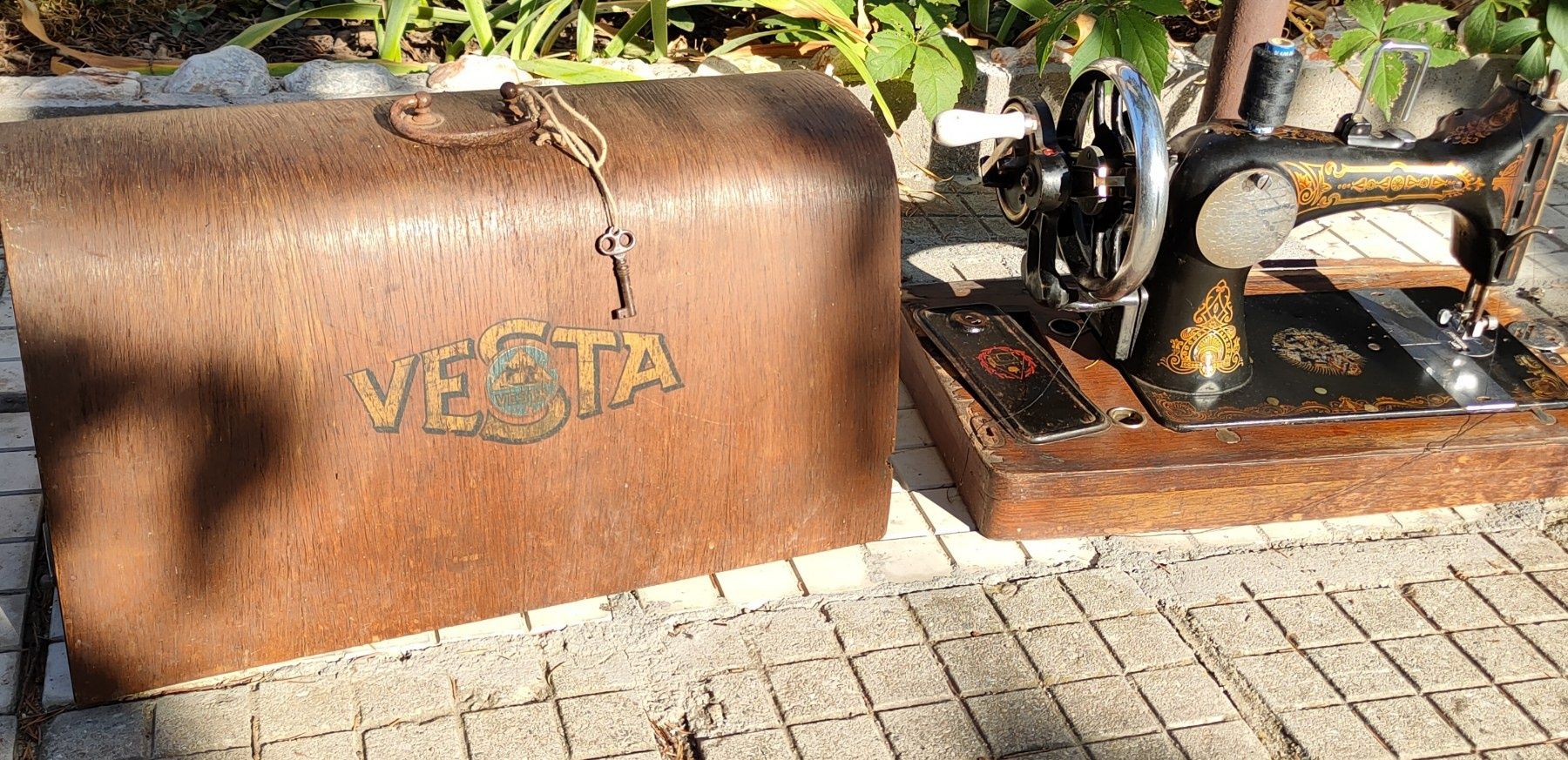 Работеща ръчна шевна машина Vesta