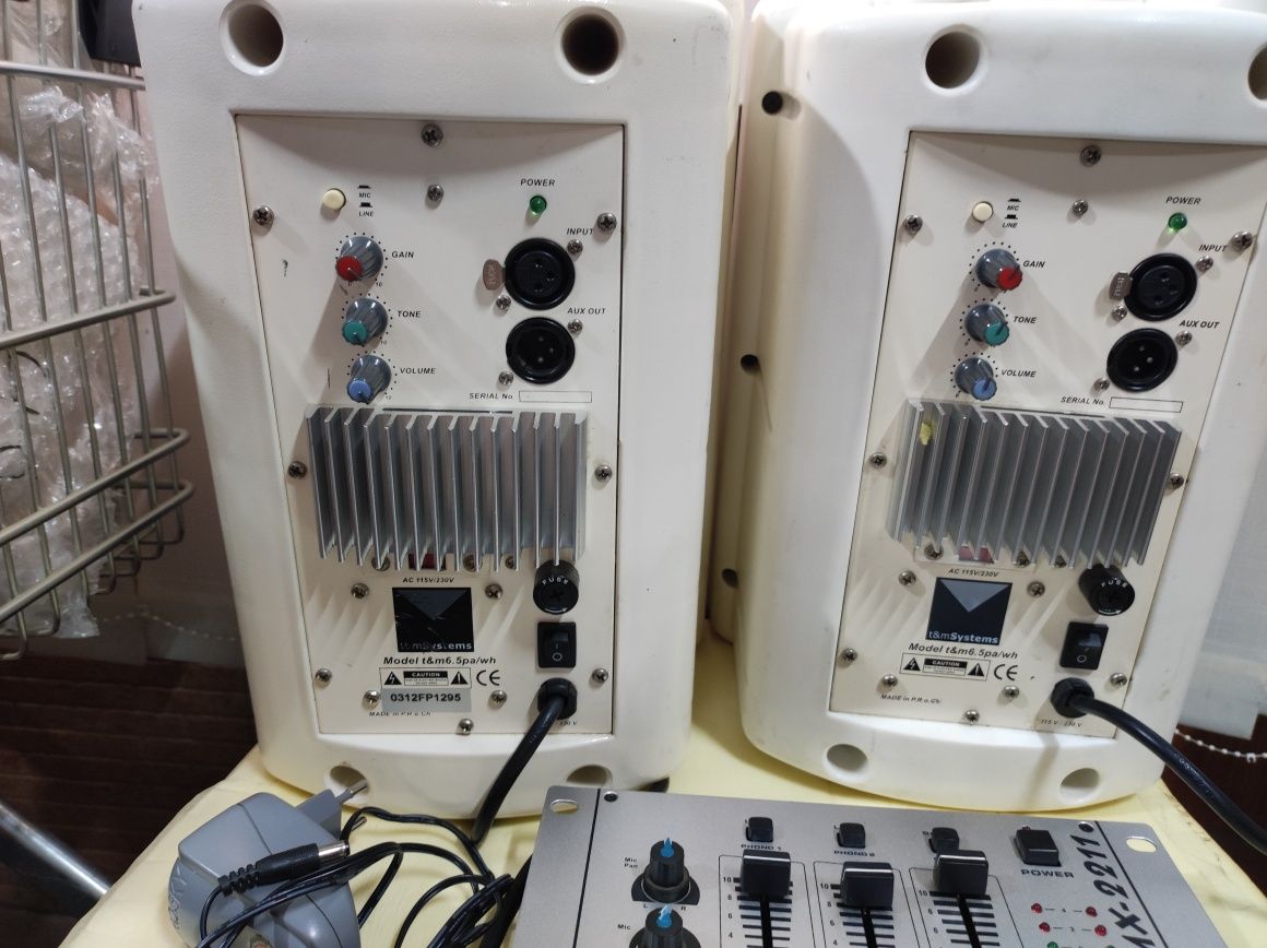 Boxe monitor active și mixer.