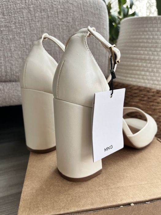 Нови дамски сандали с широк ток MANGO