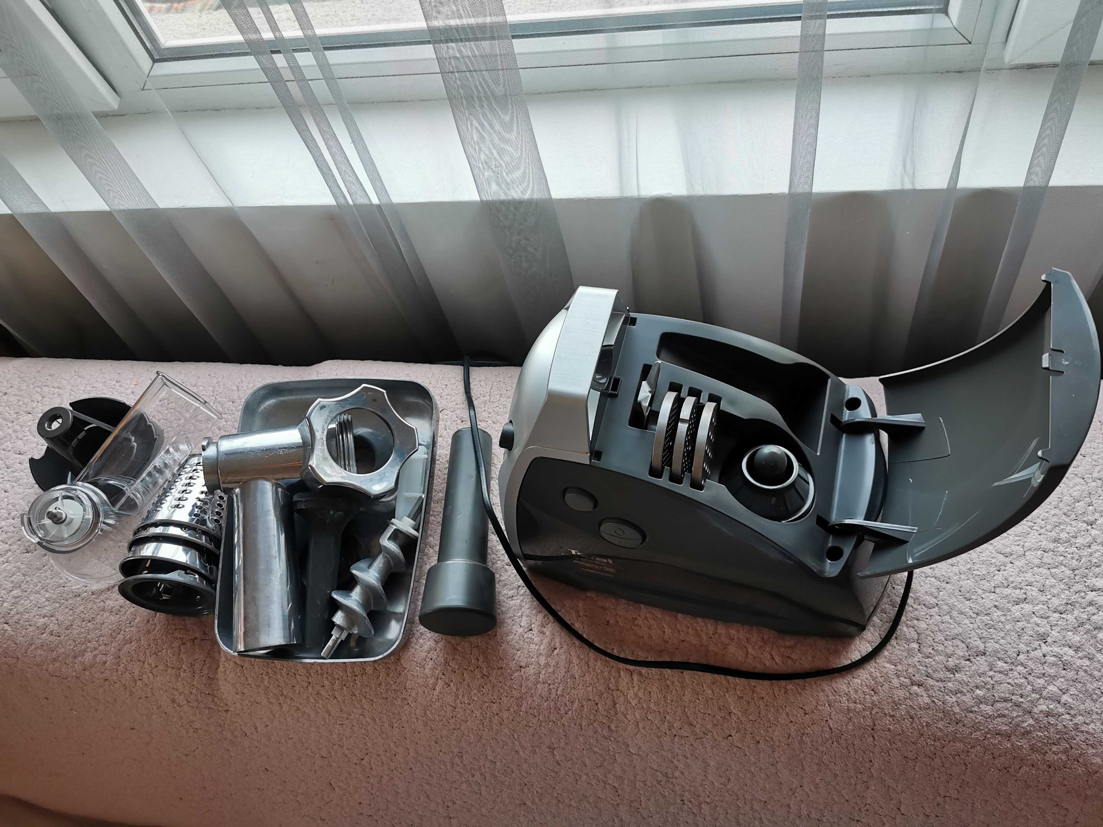 Продавам френска много мощна месомелачка Tefal HV8, 9 в 1 - 2200W