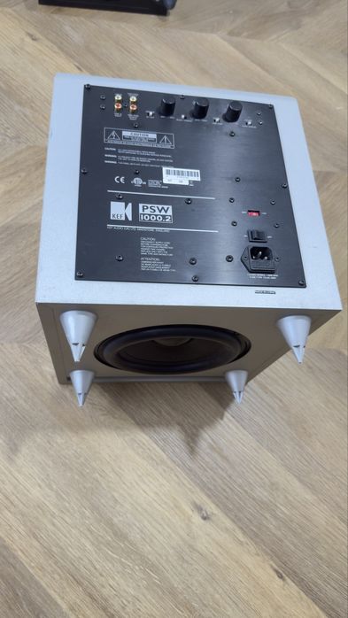 Subwoofer KEF.