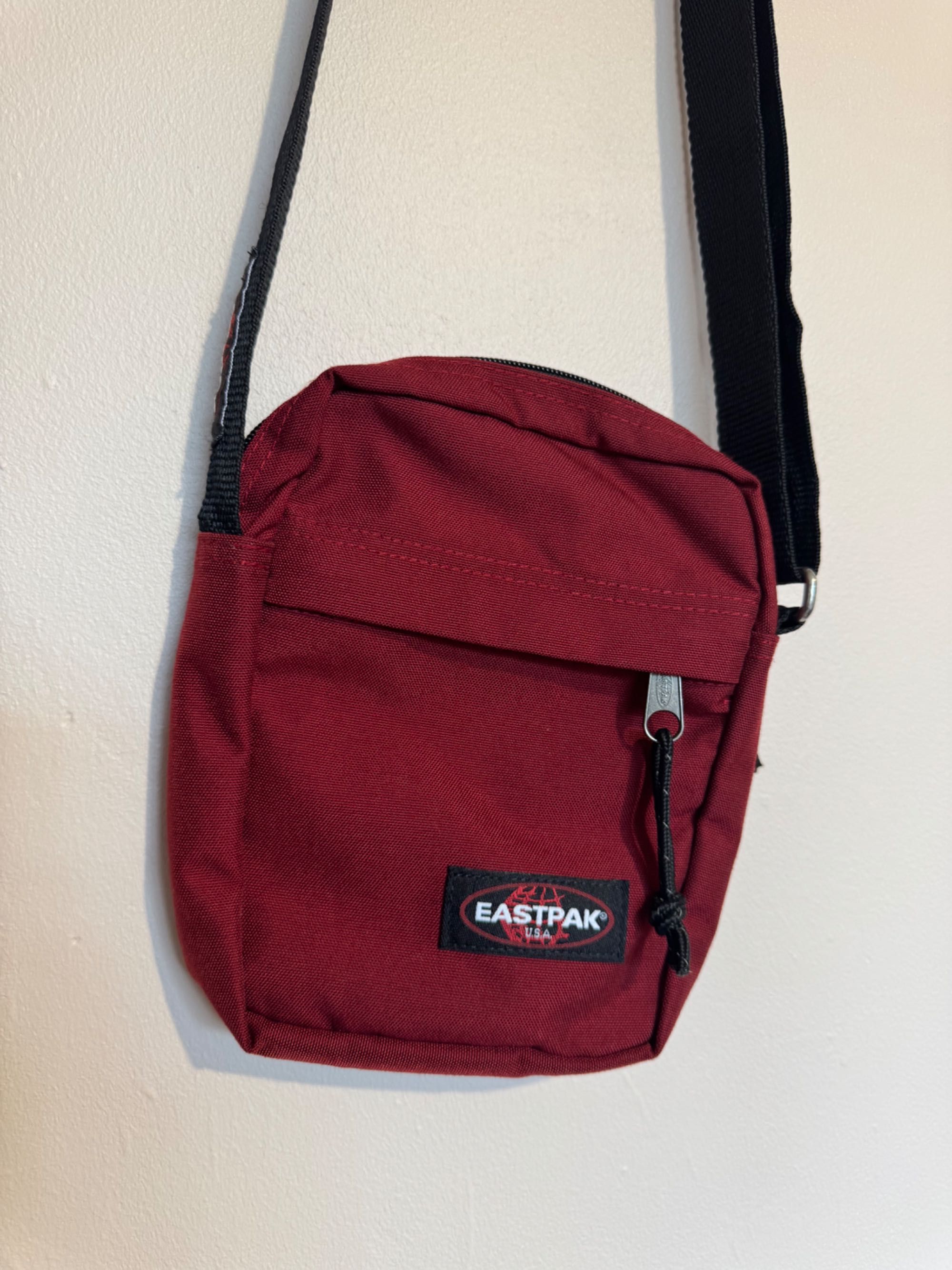 Чанта през рамо Eastpak.