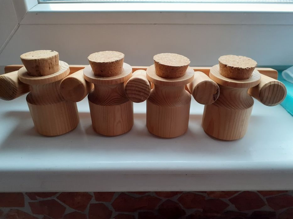 Vand dozator mirodenii și mojar cu pistil cioplite in