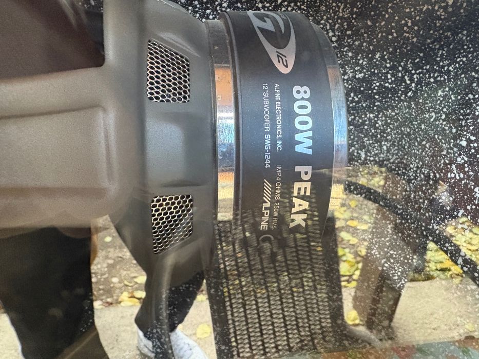 Subwoofer și stație Alpine 800 W