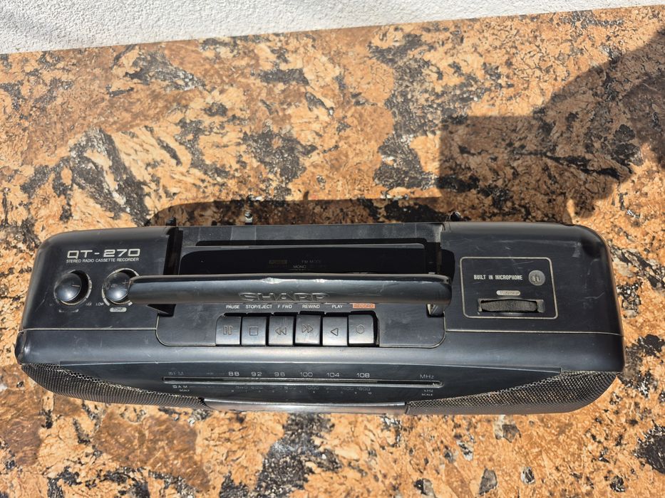 Radio Casetofon marca Sharp model QT-270H(BK)