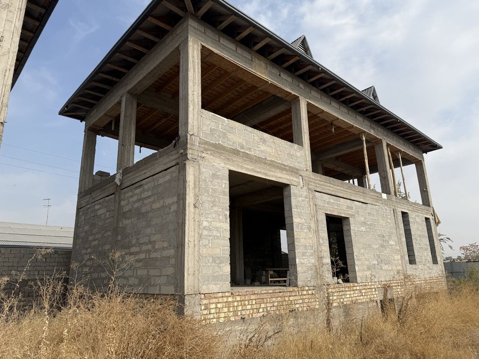 Srochna hovli sotiladi