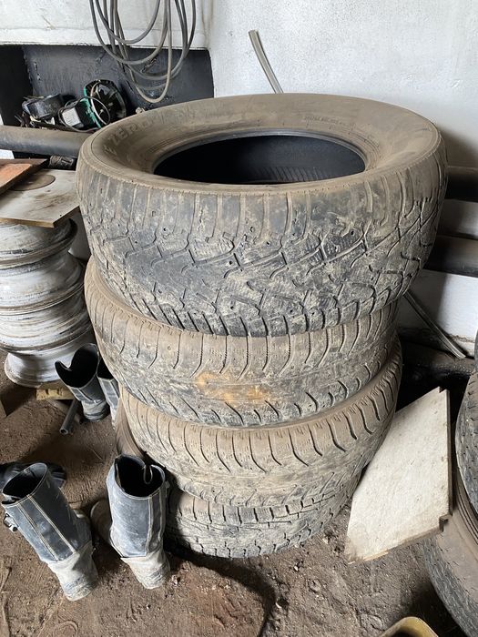 Продам покрышки на внедорожник