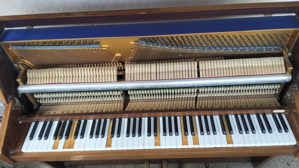 Pianina de vânzare