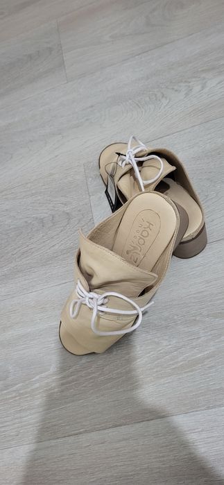 Пролается женская обувь