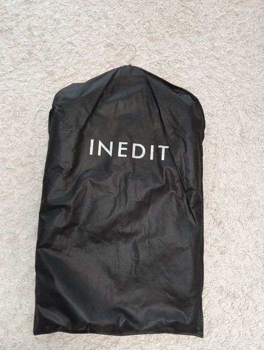 Costum Inedit în stare foarte bună