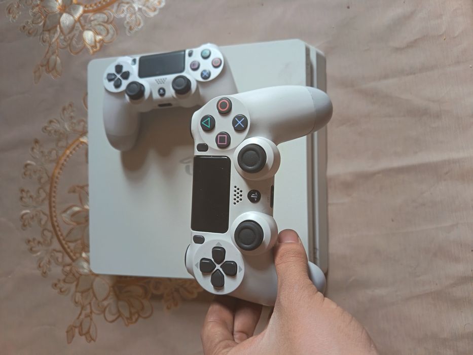 Play station 4 slim