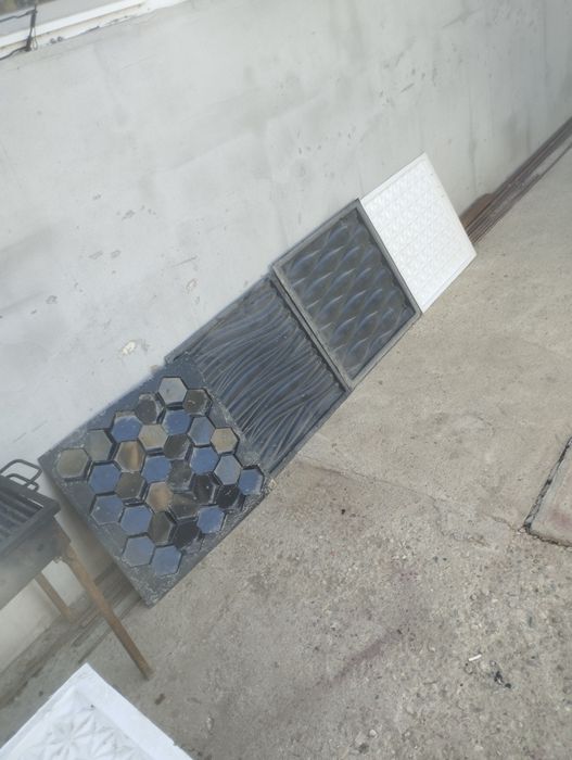 Masa vibranta și 26 de matrite