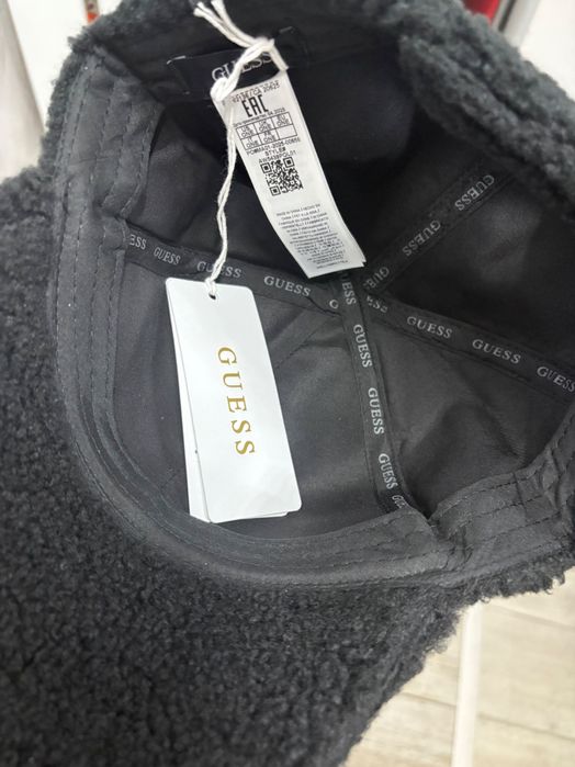 Зимна шапка Guess