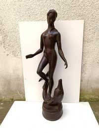 Бронзова статуетка на жена и делфин