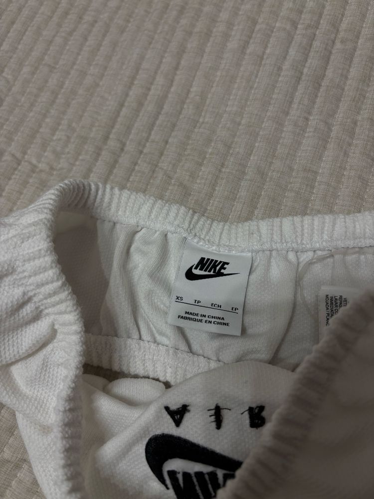 Бюстие Nike
