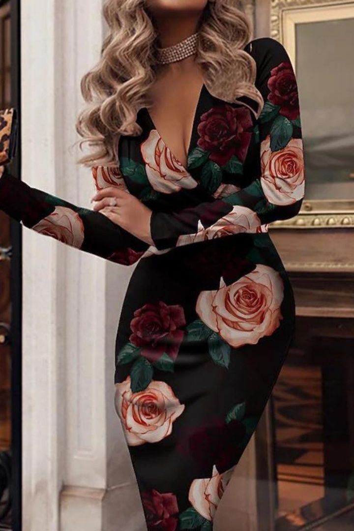 Vând rochie neagra cu model floral