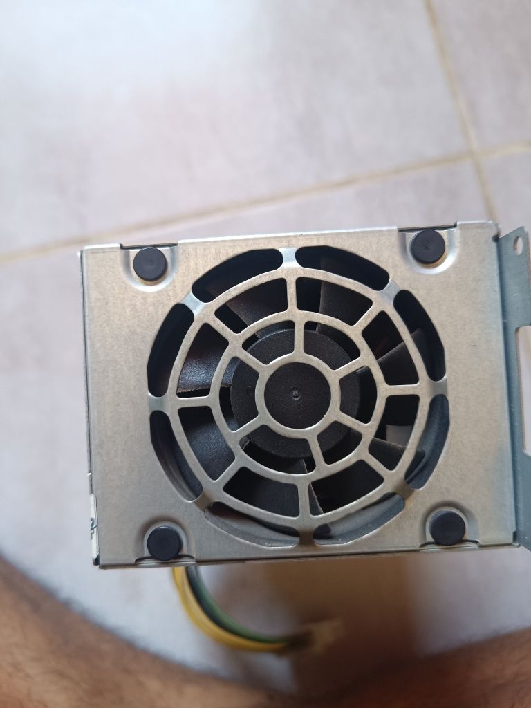 Захранване Fujitsu 255W (CP7039-0459)
Продавам оригинално OEM захранва