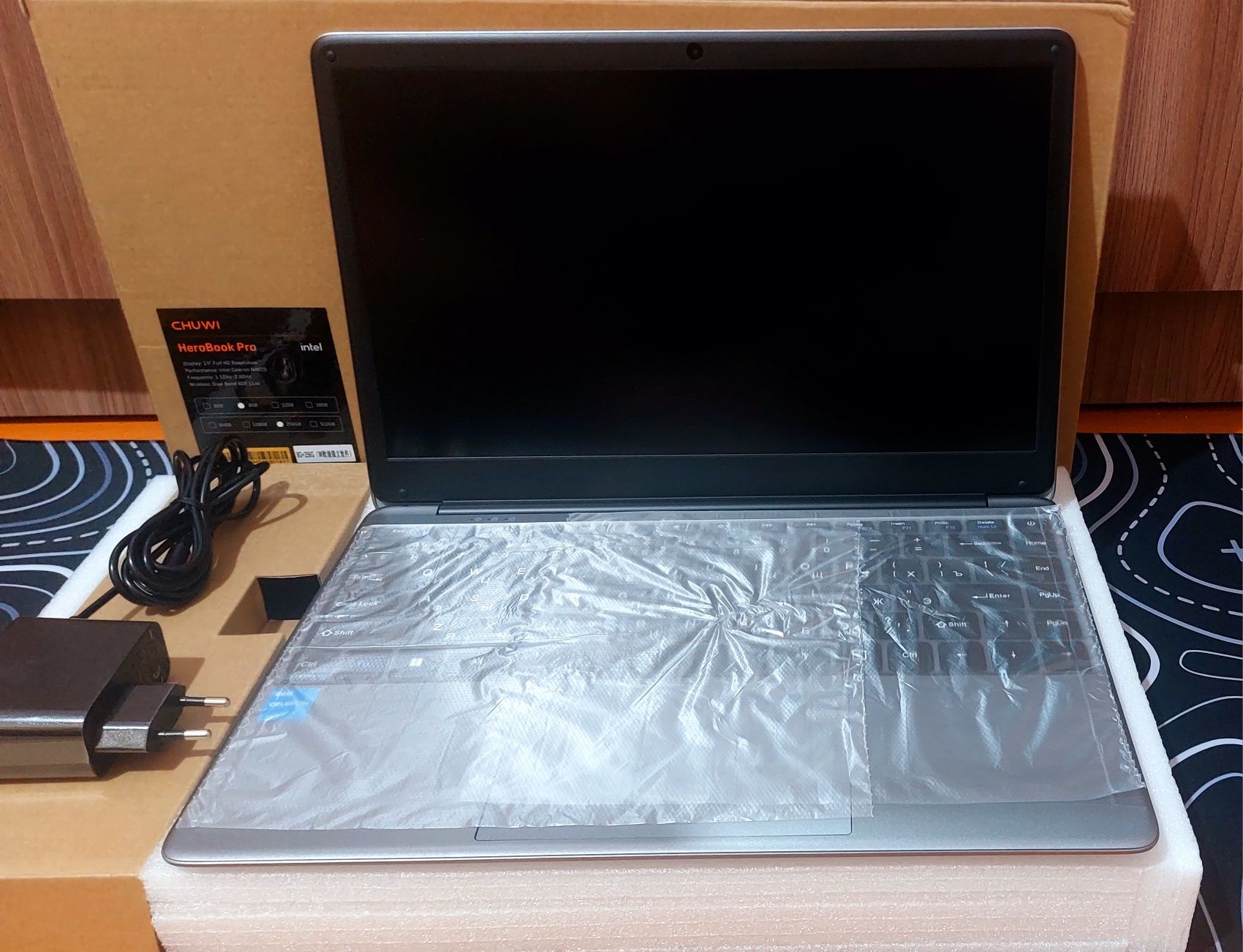 Ультрабук INTEL R ssd 256, ozu8, 2024 silver!