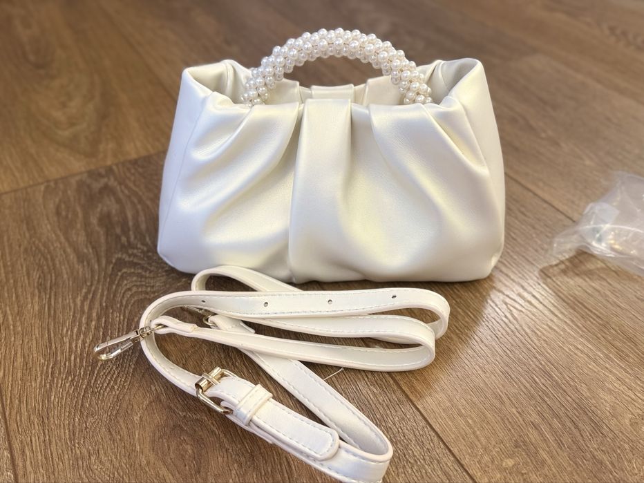 Бяла малка дамска чанта