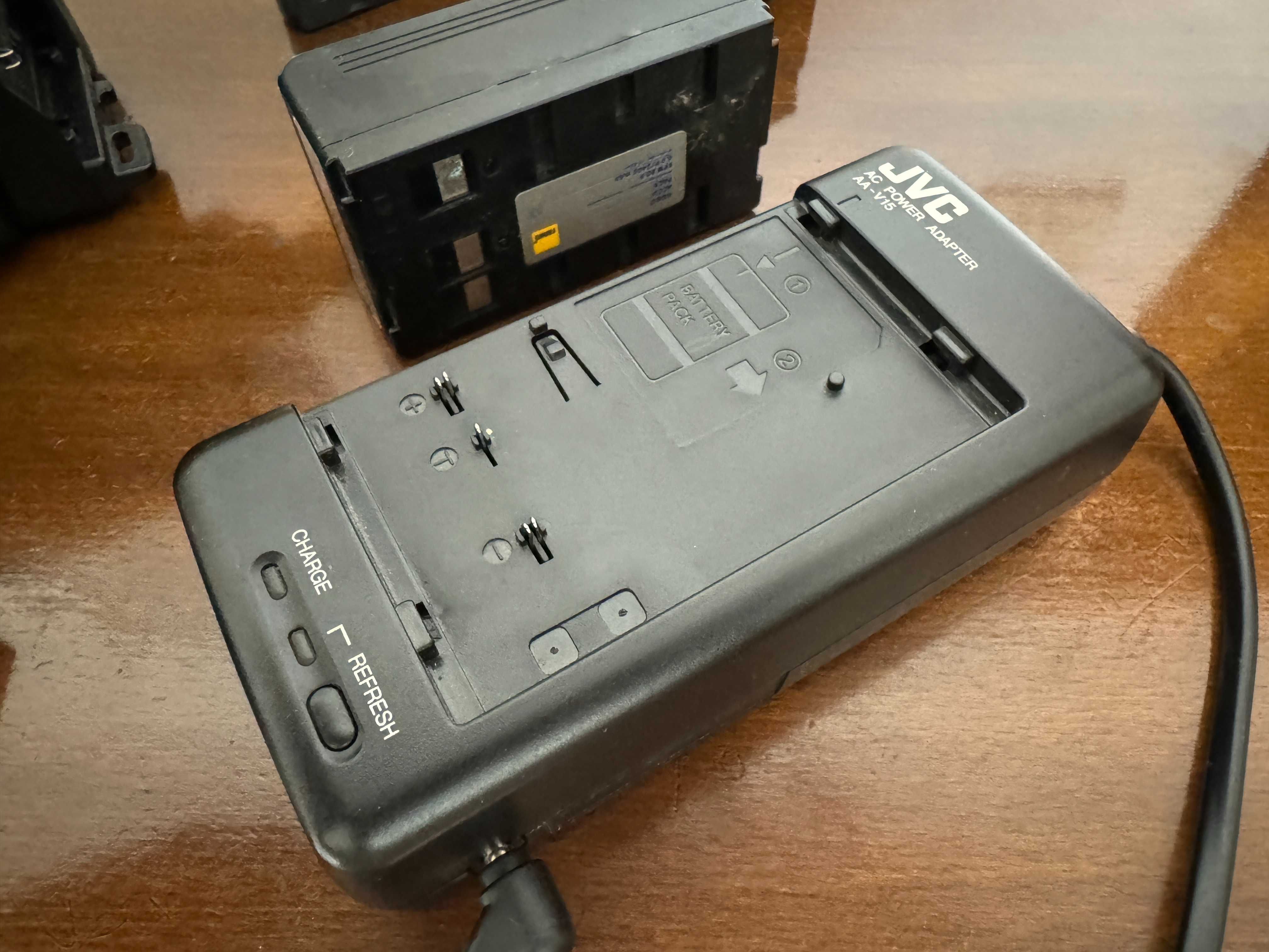 Отлично запазена VHS-C видео камера JVC GR-AX280 3х батерии и адаптери