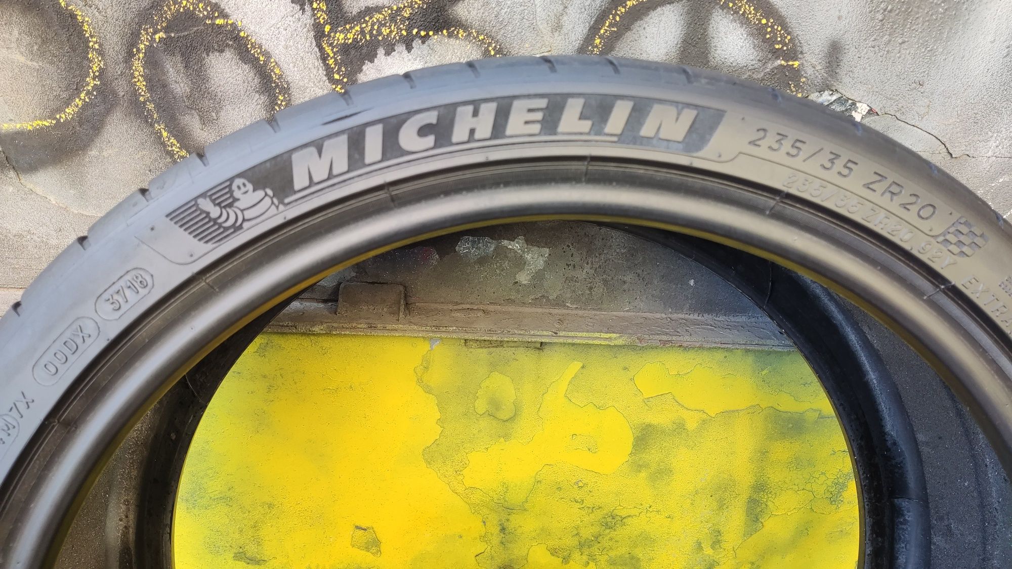 2бр летни гуми 235/35/20 Michelin Pilot Sport 4S
Dot0220-3718
5-5.5 mm