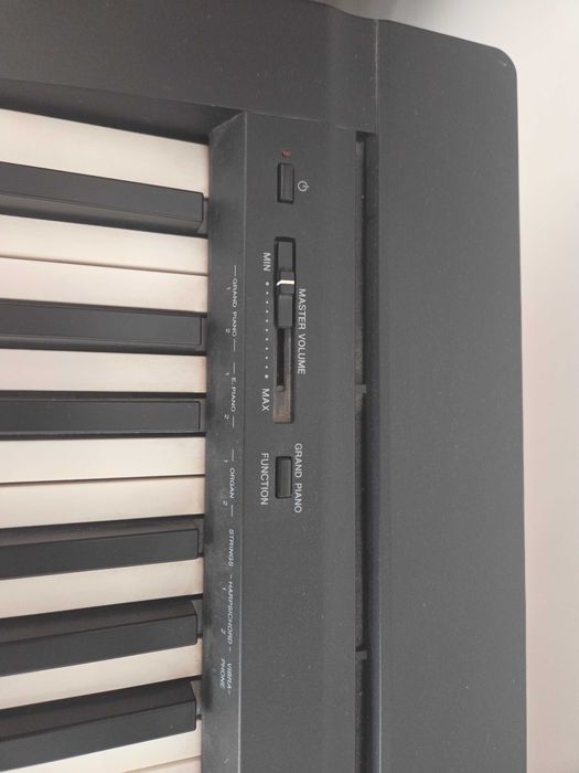 Orga 8 octave Yamaha cu stativ si pedala incluse