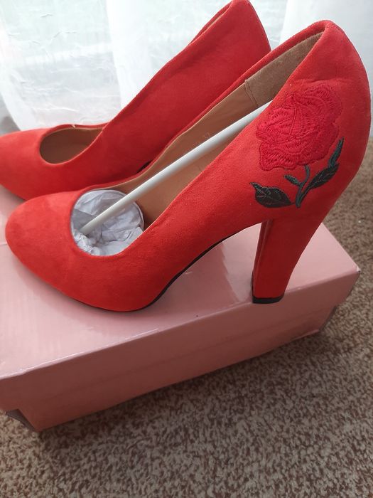 Pantofi rosii cu flori cu toc gros 37 NOI