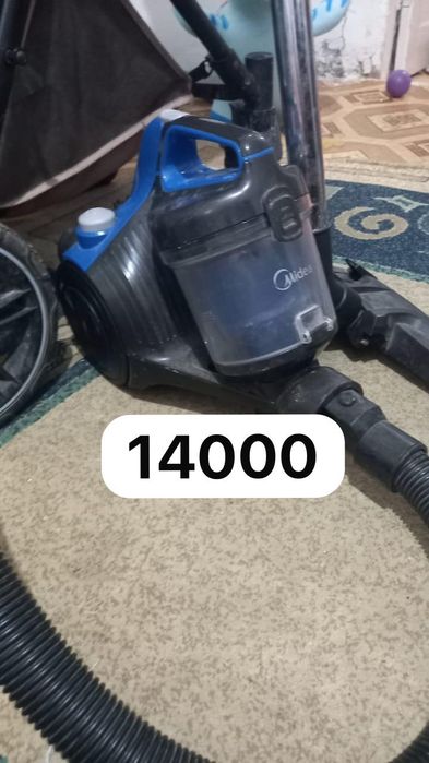 Пилосос жасап тур