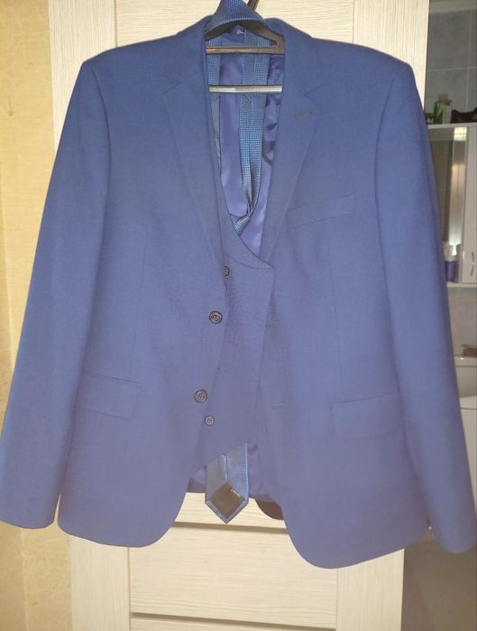 Продам костюм 3ка 52размер, туфли 41 размер