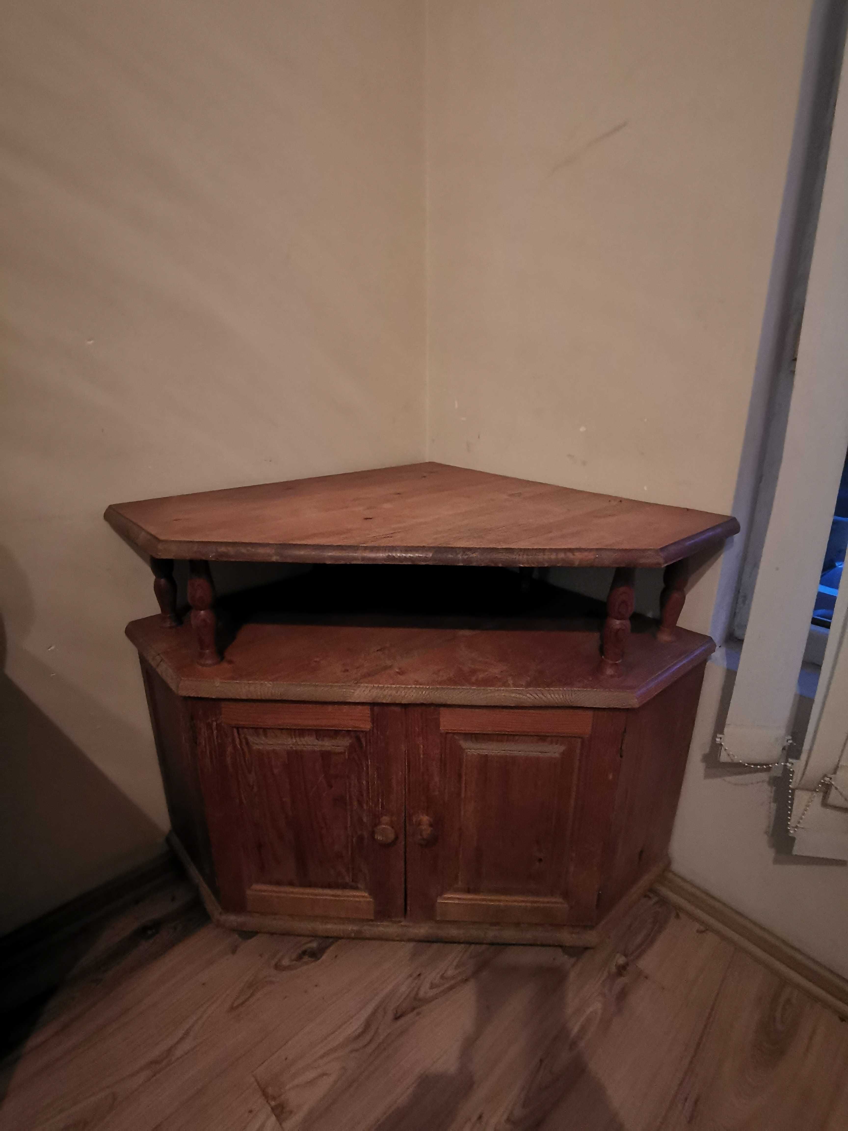 Стари дървени мебели