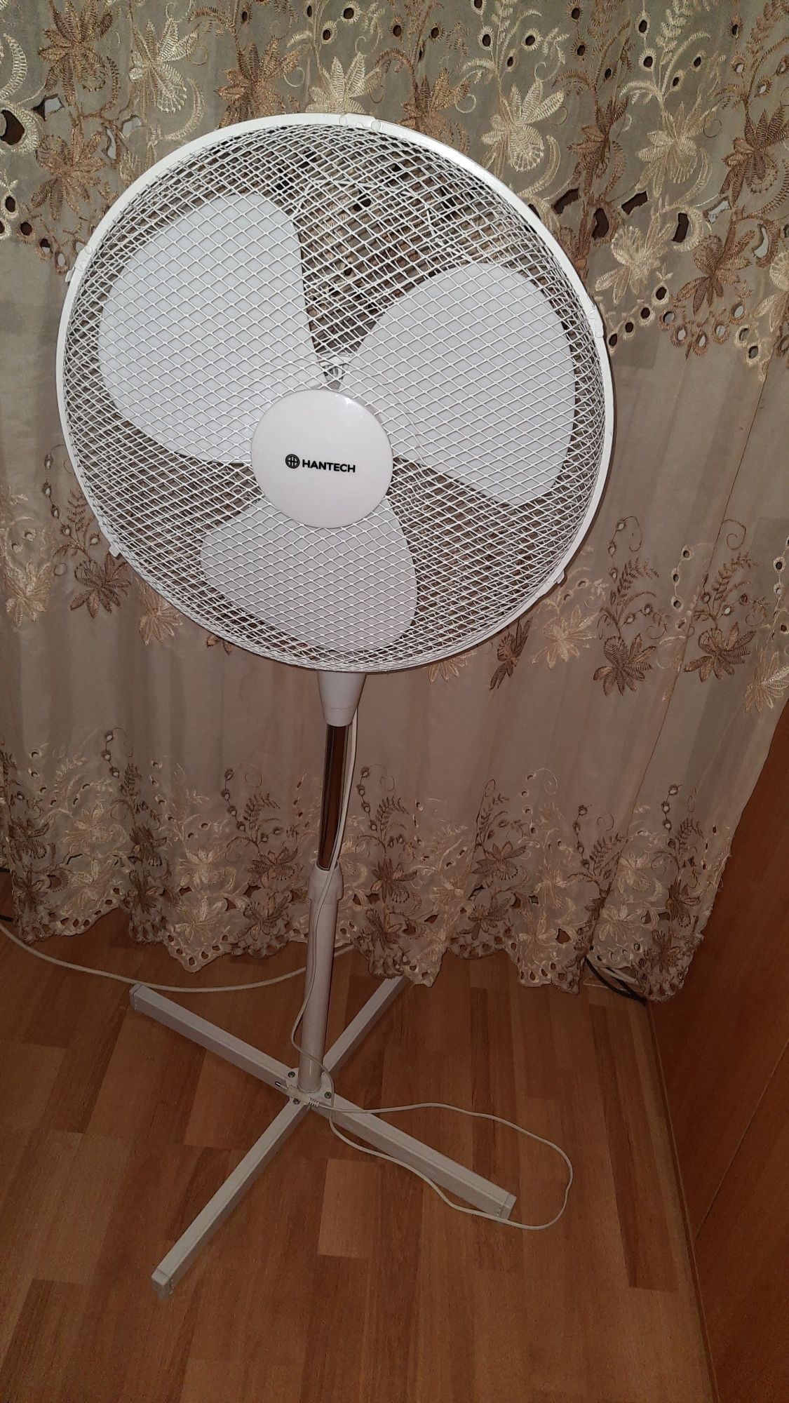 Ventilator cu picior Hantech, 50 W, 40 cm diametru, 3 trepte