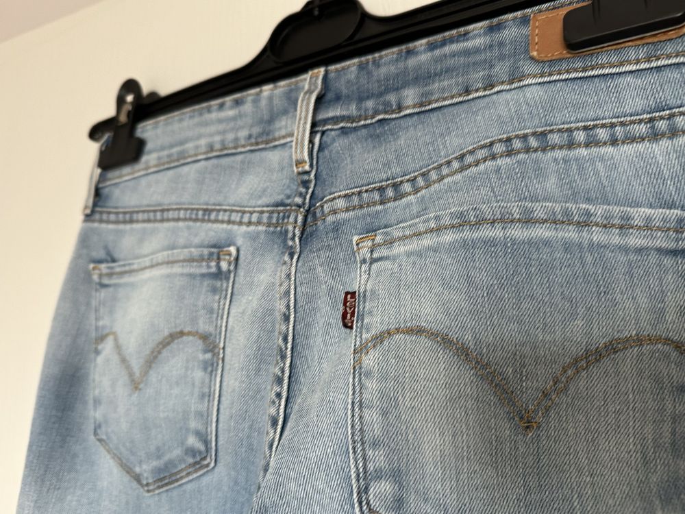 Blugi Levi’s slim fit pentru femei, marime 27/32