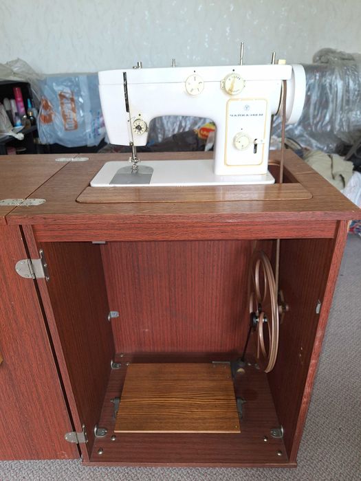 Ножная швейная машинка "Чайка 142 М "