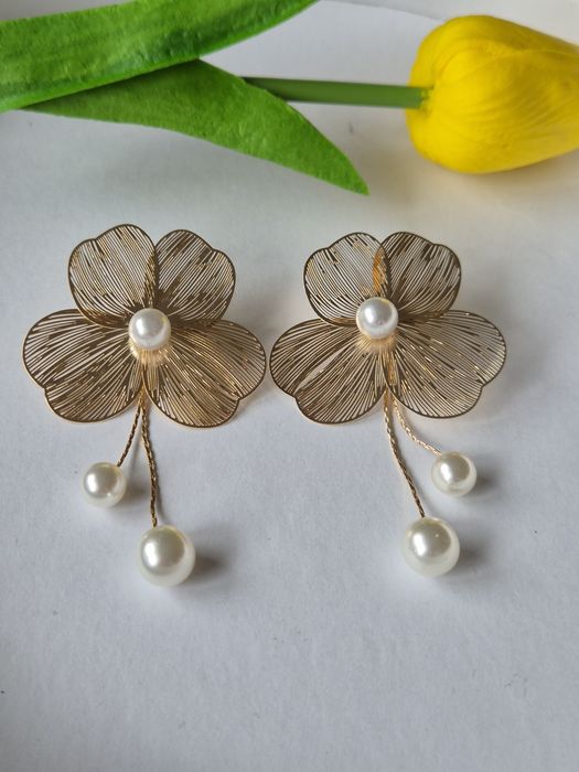 Cercei aurii tip floare Zara