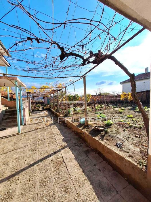 Двуетажна къща в Песнопой