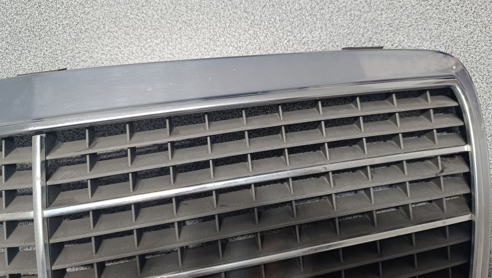 Оригинална решетка радиатор w124 фейс