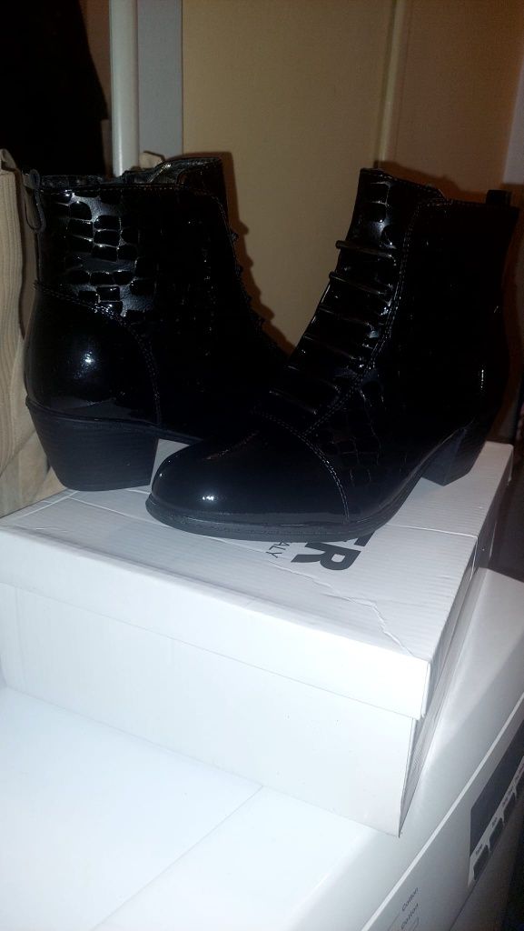 De vanzare botine