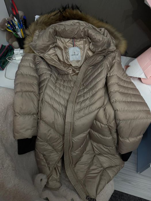 Moncler със естествен пух. Качулката се сваля