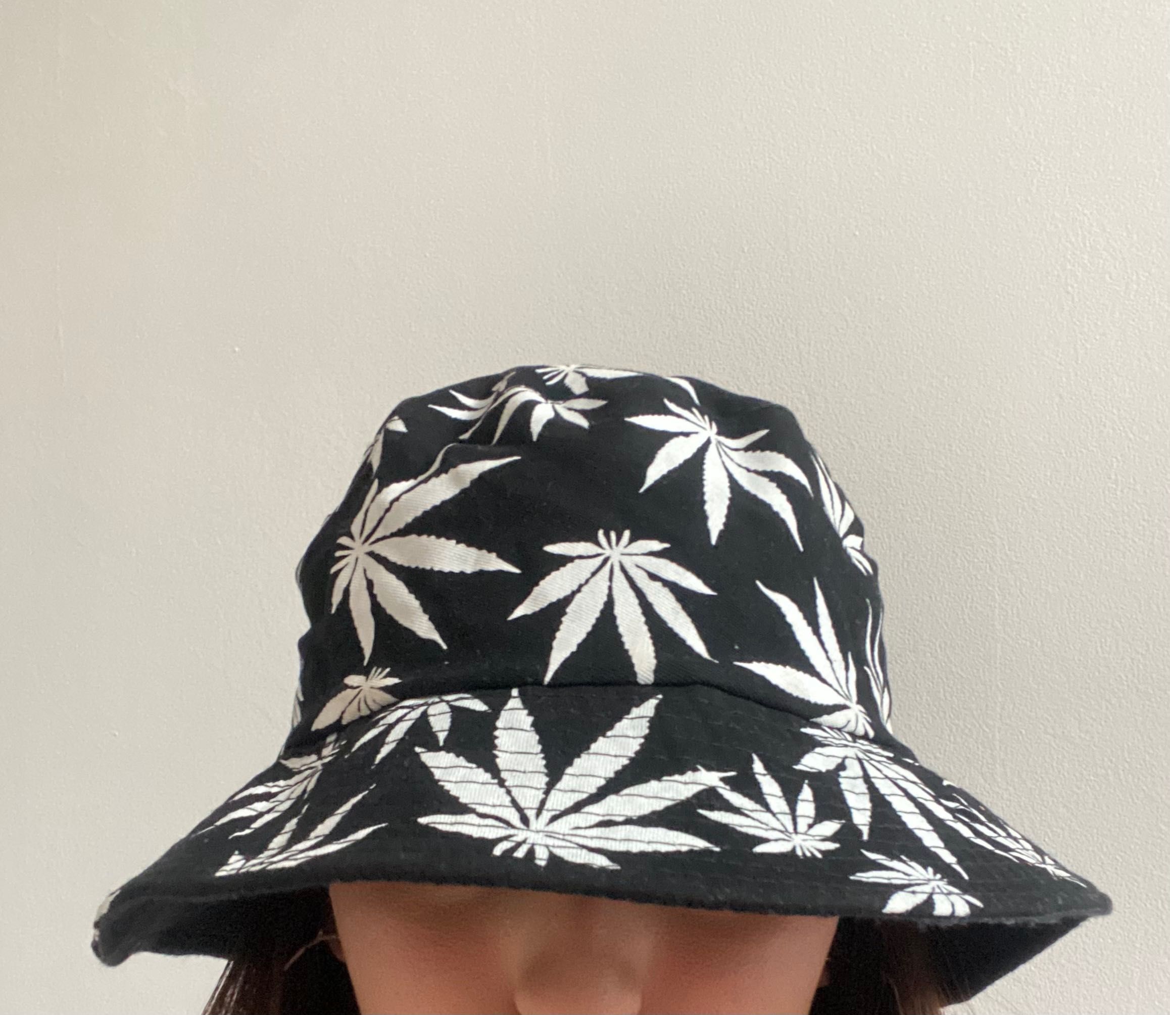 Различни Шапки с козирка и Bucket hat