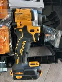 Mașină de înșurubat cu impact cu 2 acumulatori DeWALT  206Nm